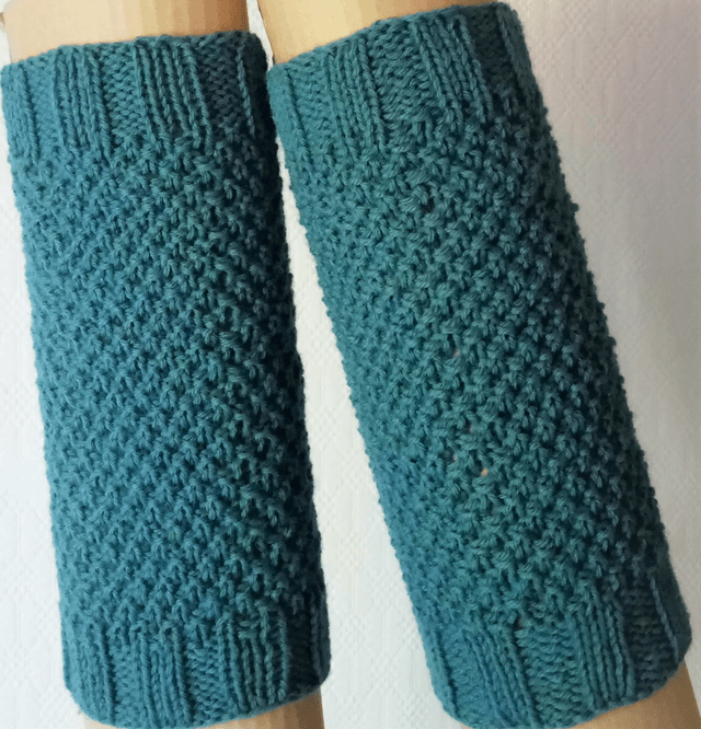 Neulotut säärystimet / knitted leg warmers