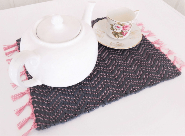 Pannunalunen / Trivet, valkoinen