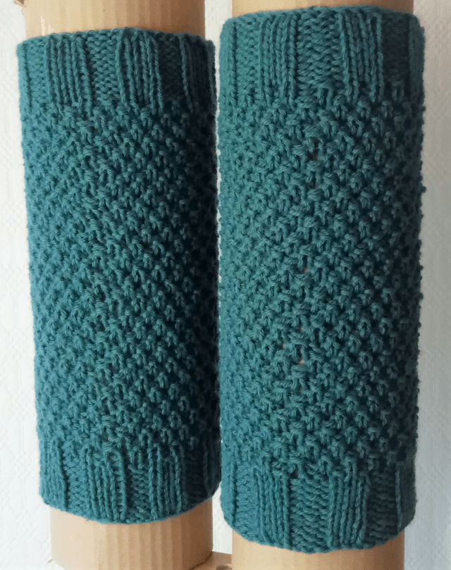 Neulotut säärystimet / knitted leg warmers