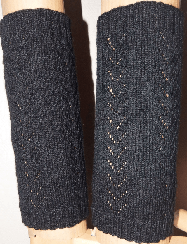 Neulotut säärystimet / Handknitted leg warmers