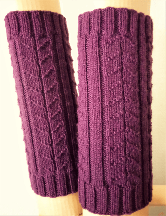 Neulotut säärystimet / knitted leg warmers 