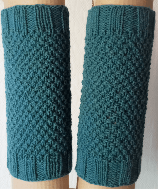 Neulotut säärystimet / knitted leg warmers